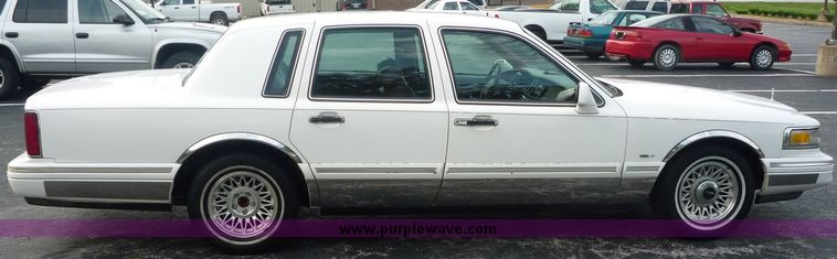 image for item 2174 1995 Lincoln Towncar Executive