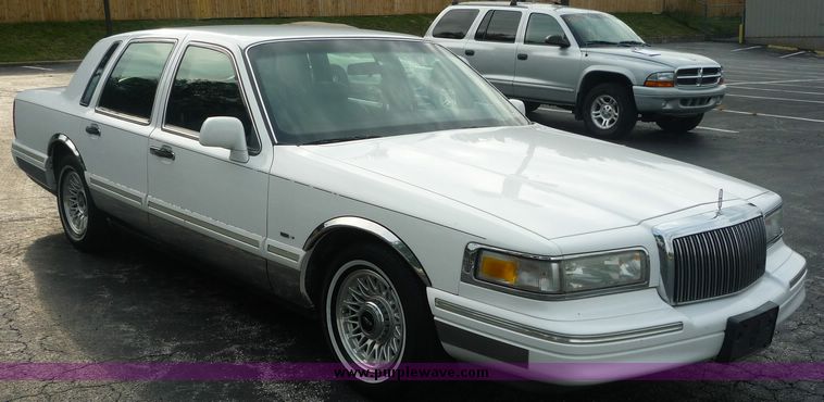 image for item 2174 1995 Lincoln Towncar Executive