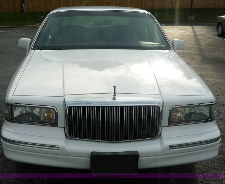 image for item 2174 1995 Lincoln Towncar Executive
