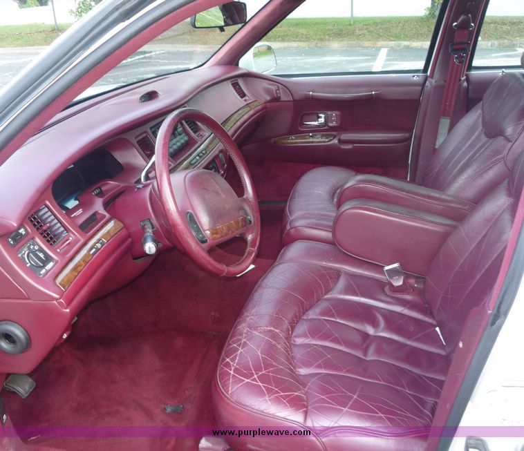 image for item 2174 1995 Lincoln Towncar Executive