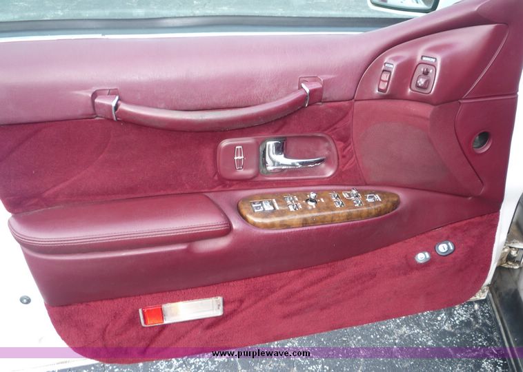 image for item 2174 1995 Lincoln Towncar Executive