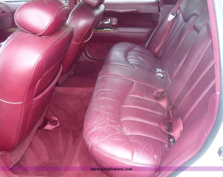 image for item 2174 1995 Lincoln Towncar Executive