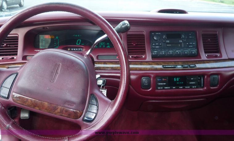 image for item 2174 1995 Lincoln Towncar Executive