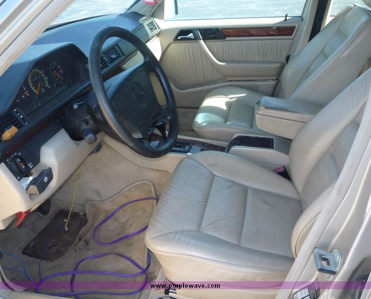 image for item 2176 1995 Mercedes Benz E320 station wagon