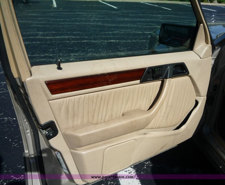 image for item 2176 1995 Mercedes Benz E320 station wagon