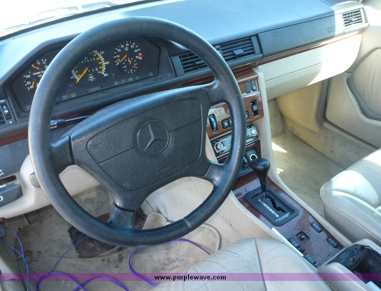 image for item 2176 1995 Mercedes Benz E320 station wagon