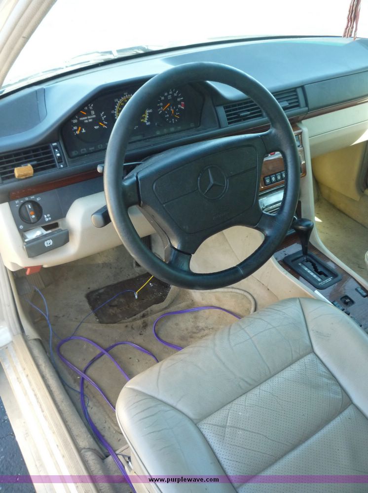 image for item 2176 1995 Mercedes Benz E320 station wagon