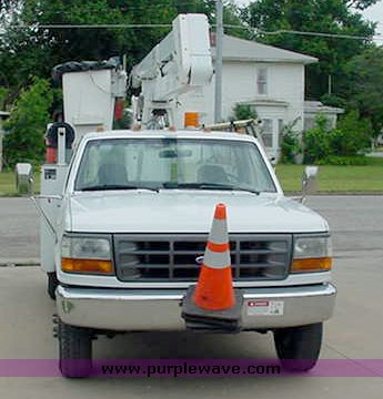 image for item 2500 1995 Ford F350 bucket truck