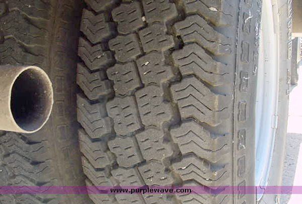 image for item 2500 1995 Ford F350 bucket truck