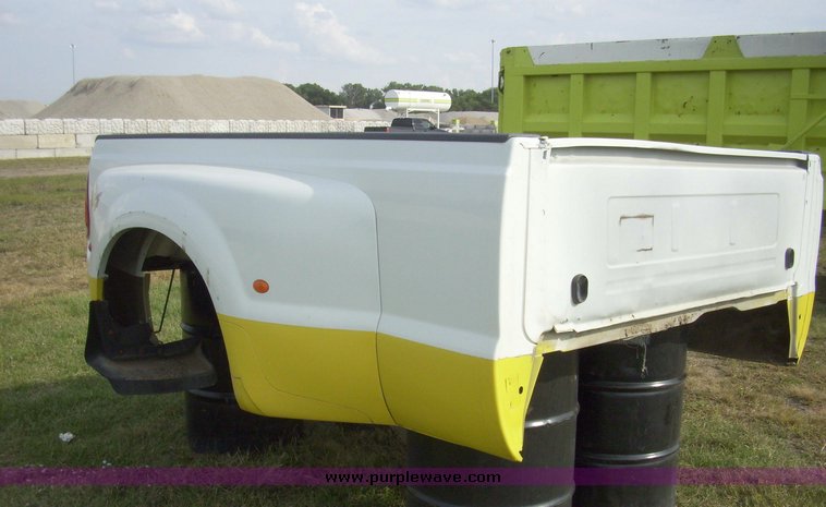 image for item 7366 F-350 dual tire pickup bed