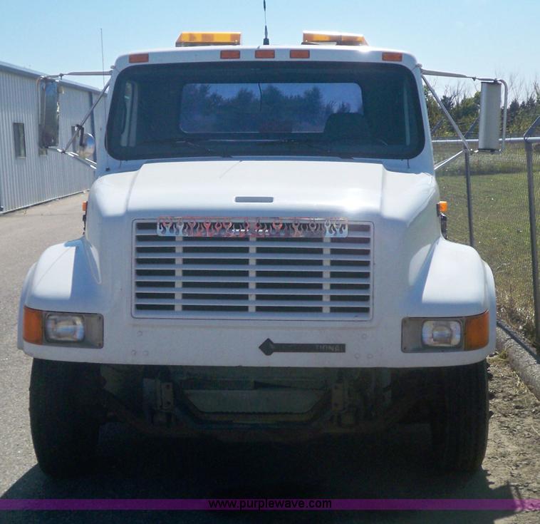image for item 7399 1997 International 4700 rollback wrecker