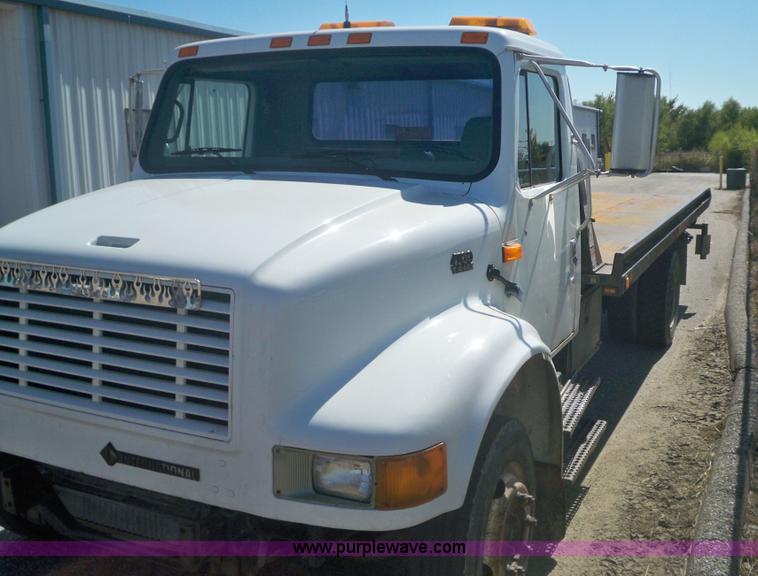 image for item 7399 1997 International 4700 rollback wrecker