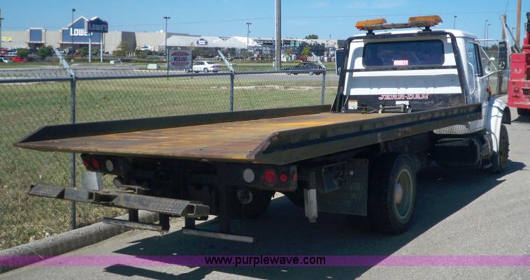 image for item 7399 1997 International 4700 rollback wrecker