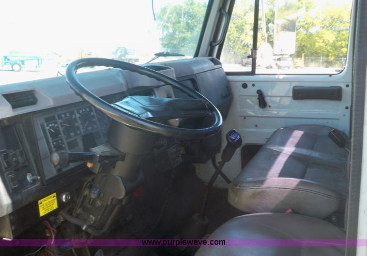 image for item 7399 1997 International 4700 rollback wrecker