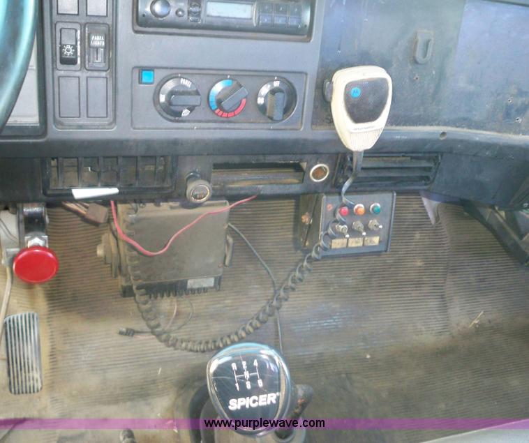 image for item 7399 1997 International 4700 rollback wrecker