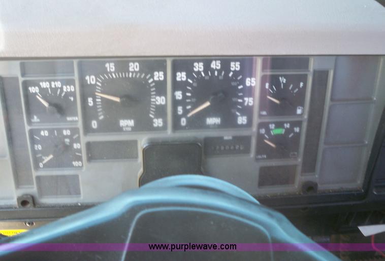 image for item 7399 1997 International 4700 rollback wrecker