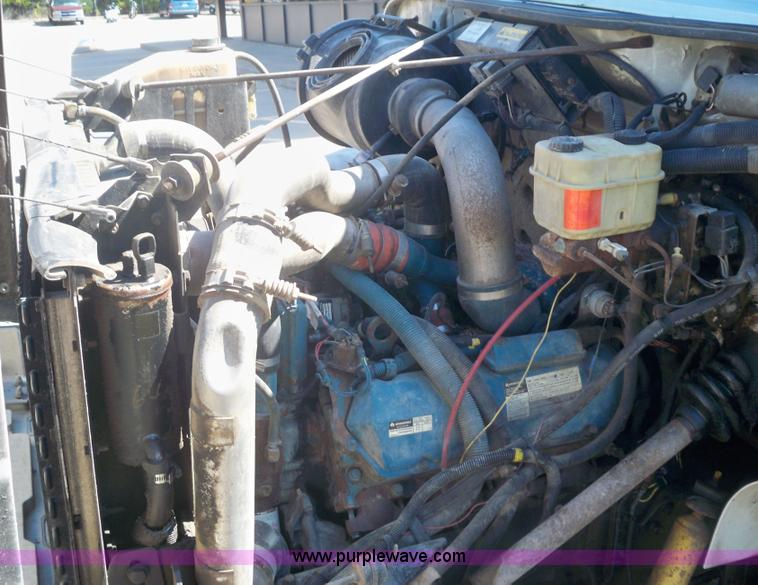 image for item 7399 1997 International 4700 rollback wrecker