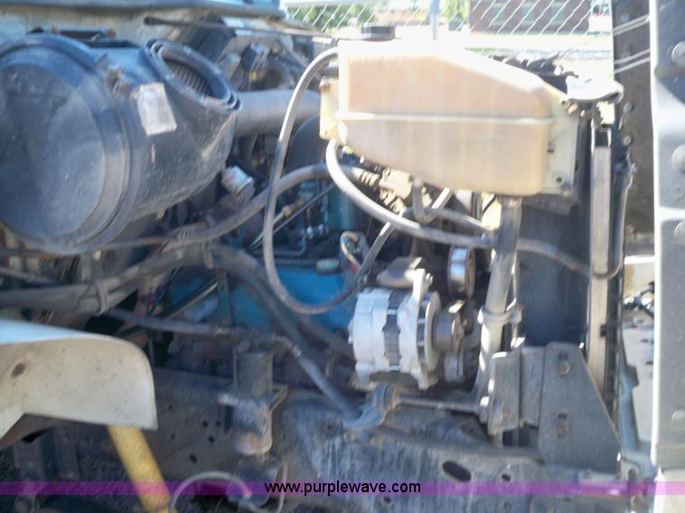 image for item 7399 1997 International 4700 rollback wrecker