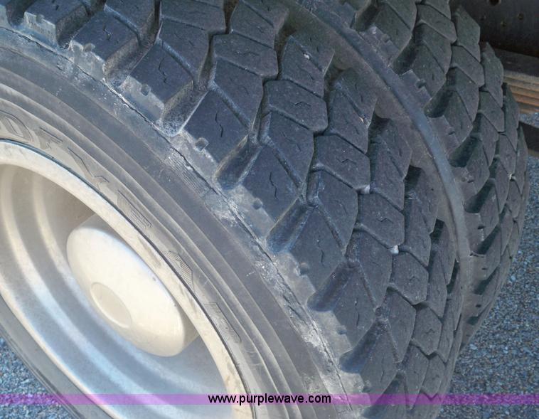 image for item 7399 1997 International 4700 rollback wrecker