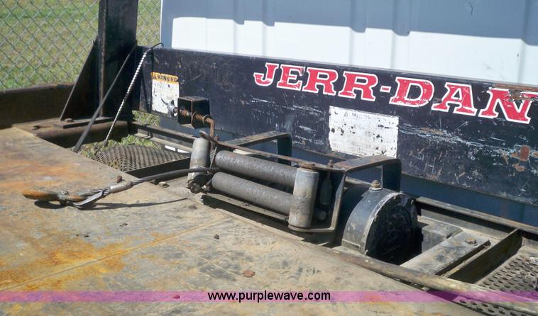 image for item 7399 1997 International 4700 rollback wrecker