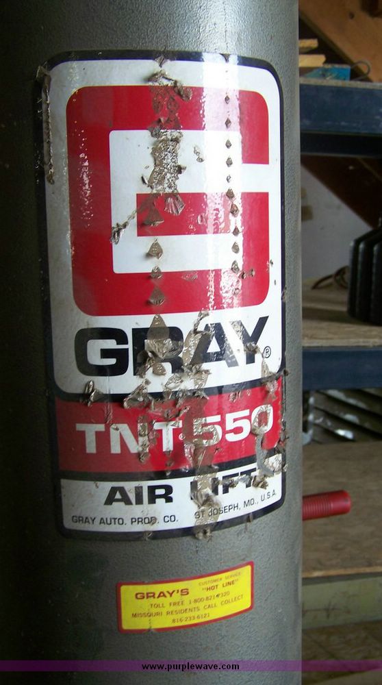 image for item 8607 Gray TNT550 14,000lbs.-capacity lift jack