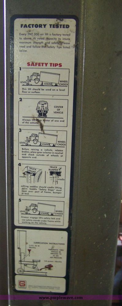 image for item 8607 Gray TNT550 14,000lbs.-capacity lift jack