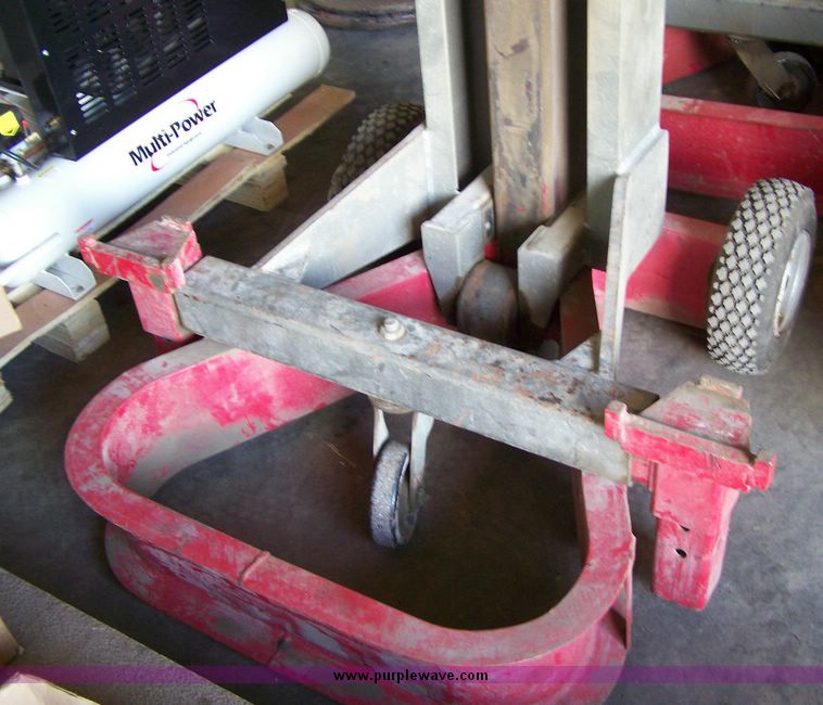 image for item 8608 Gray TNT550 14,000lbs.-capacity lift jack