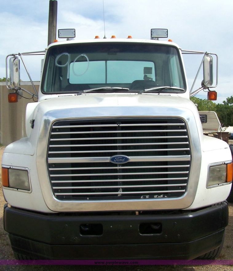 image for item 8613 1990 Ford Aeromax L-9000 single axle truck