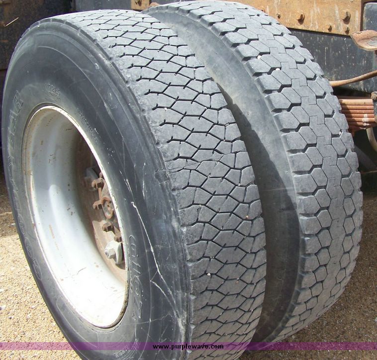 image for item 8613 1990 Ford Aeromax L-9000 single axle truck