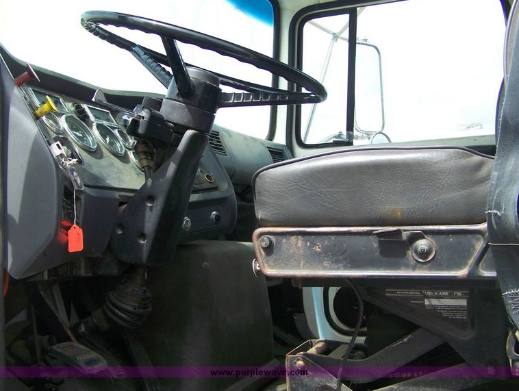 image for item 8613 1990 Ford Aeromax L-9000 single axle truck