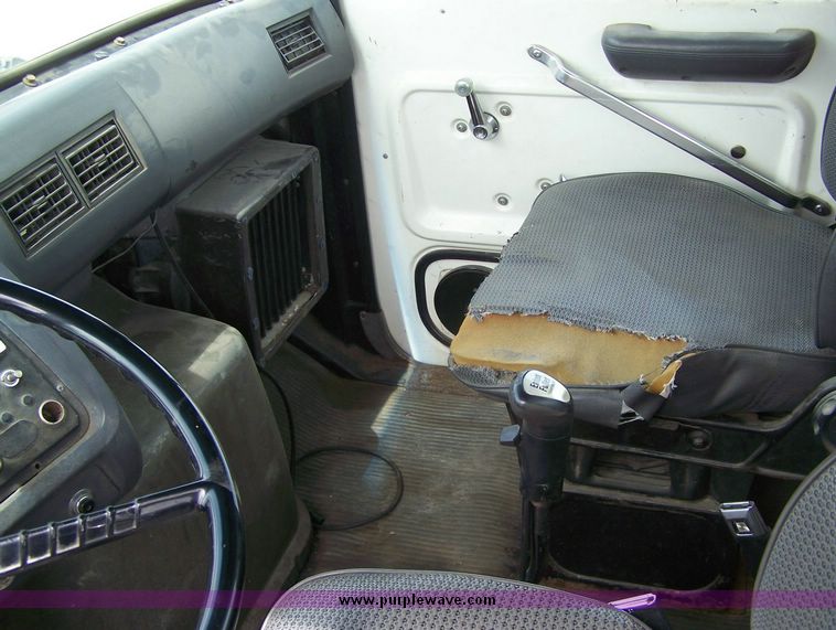 image for item 8613 1990 Ford Aeromax L-9000 single axle truck