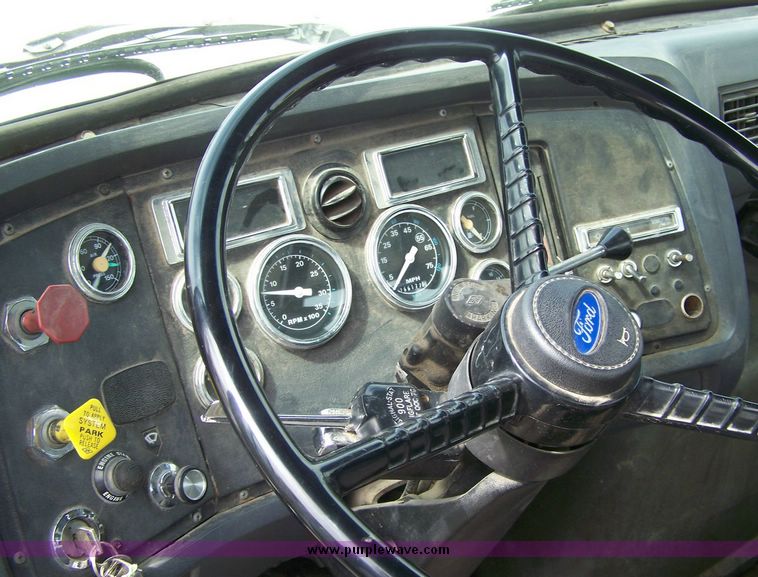 image for item 8613 1990 Ford Aeromax L-9000 single axle truck