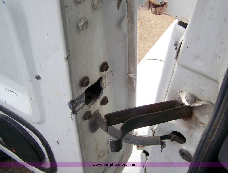 image for item 8613 1990 Ford Aeromax L-9000 single axle truck