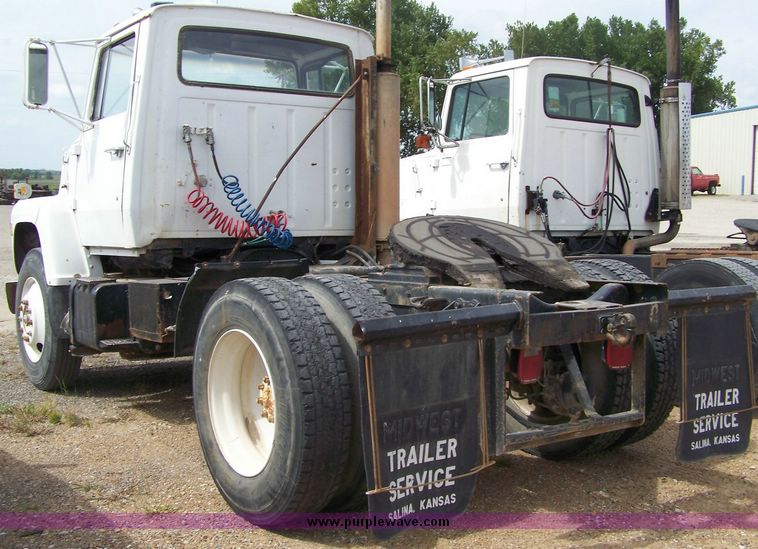image for item 8614 1973 Ford 9000 single axle truck