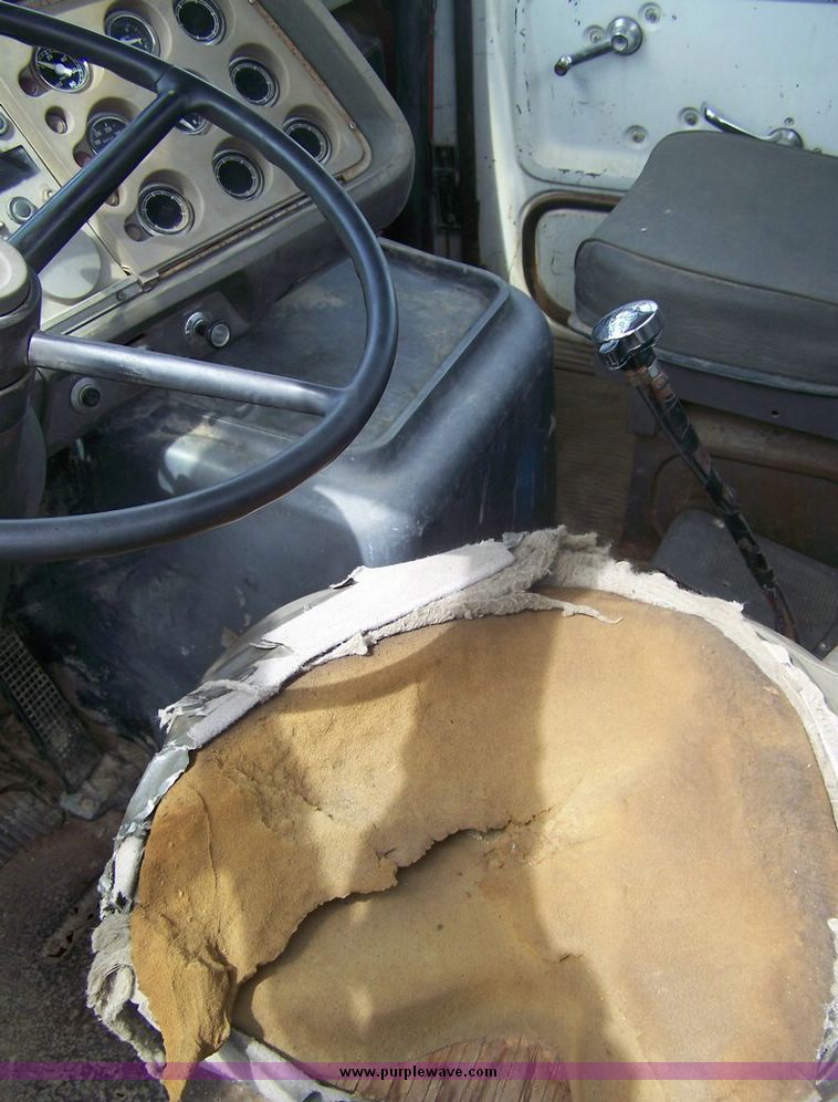 image for item 8614 1973 Ford 9000 single axle truck