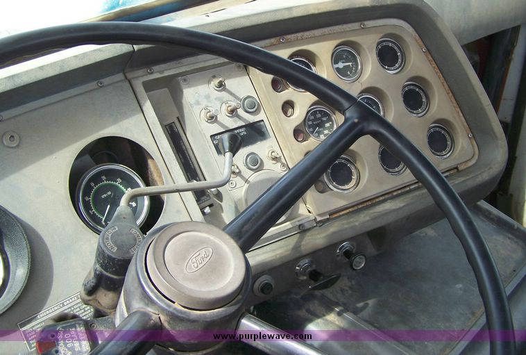 image for item 8614 1973 Ford 9000 single axle truck