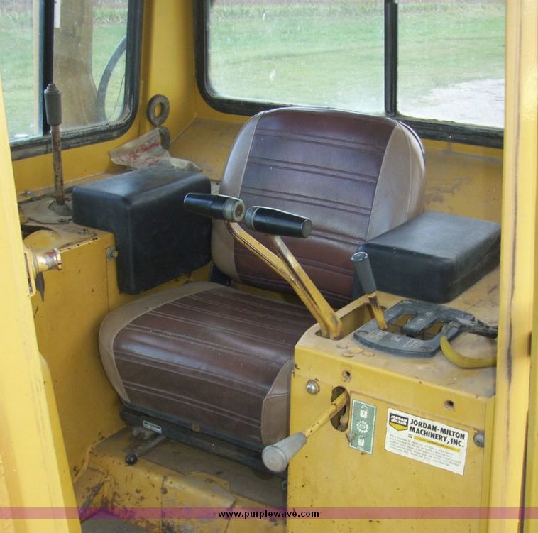 image for item 2500 1989 Caterpillar D5H Series 2 dozer