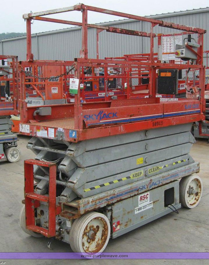 image for item 6503 2004 Skyjack SJIII3226 scissor lift