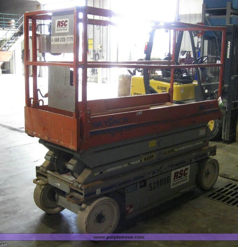 image for item 6507 2004 Skyjack SJ3220 scissor lift