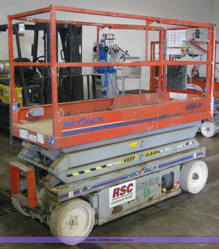 image for item 6507 2004 Skyjack SJ3220 scissor lift