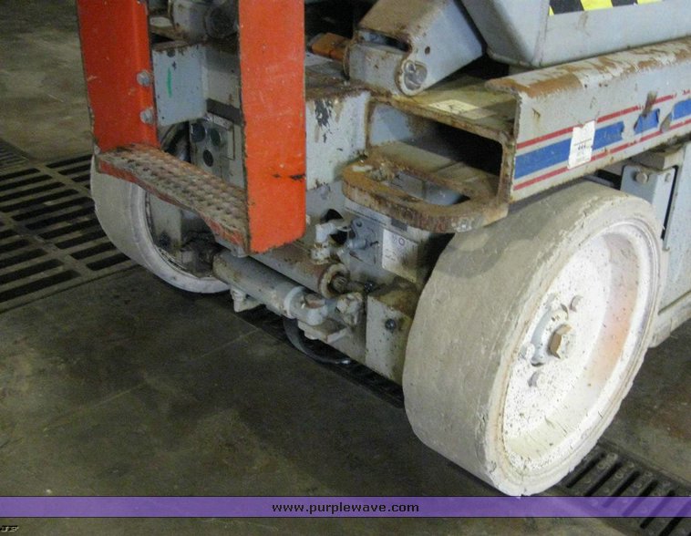 image for item 6507 2004 Skyjack SJ3220 scissor lift