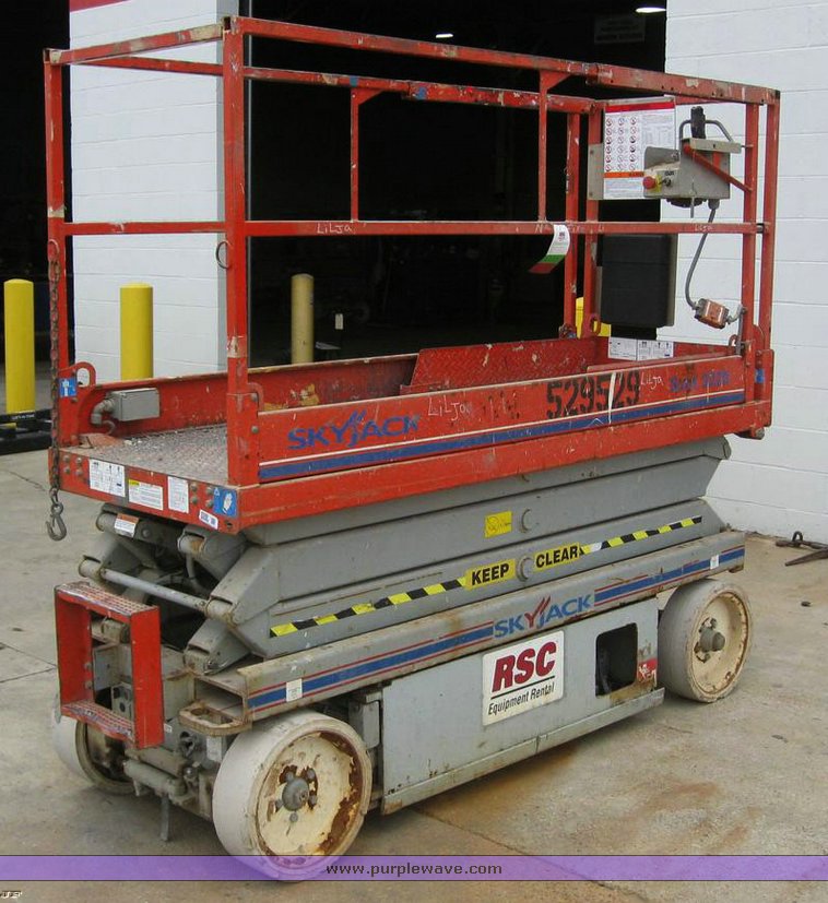 image for item 6508 2004 Skyjack SJ3220 scissor lift