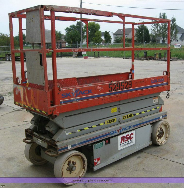 image for item 6508 2004 Skyjack SJ3220 scissor lift