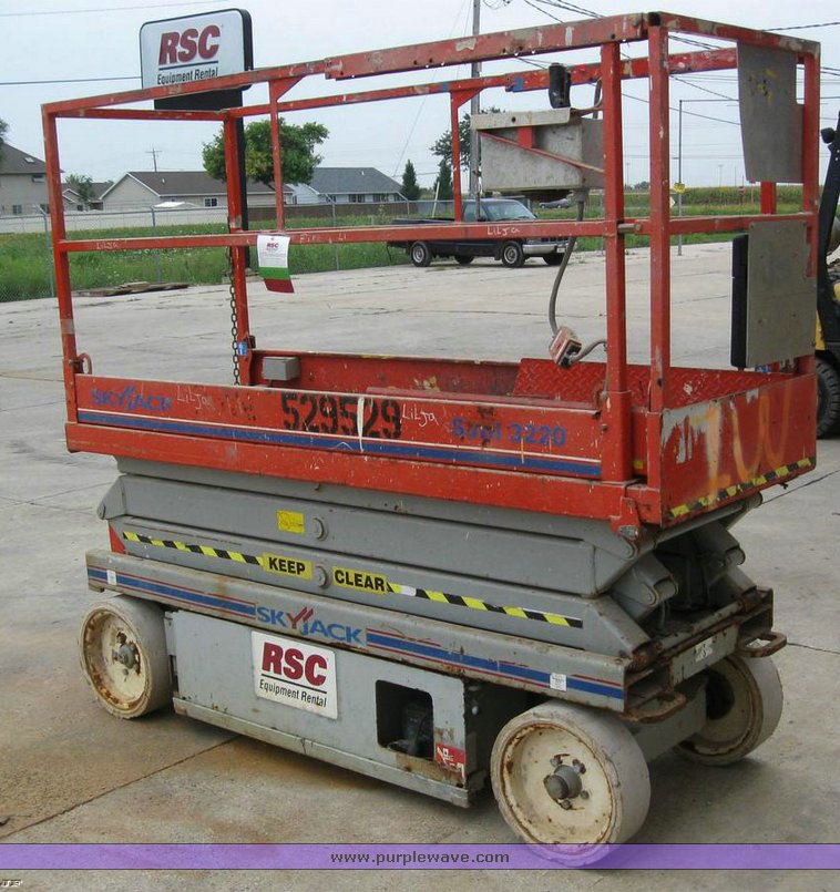 image for item 6508 2004 Skyjack SJ3220 scissor lift