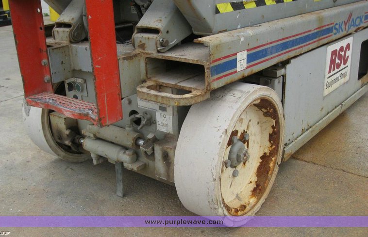 image for item 6508 2004 Skyjack SJ3220 scissor lift