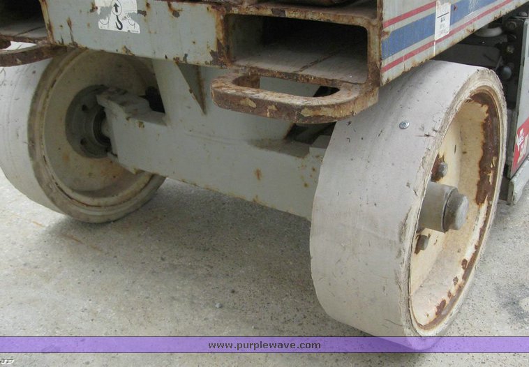 image for item 6508 2004 Skyjack SJ3220 scissor lift