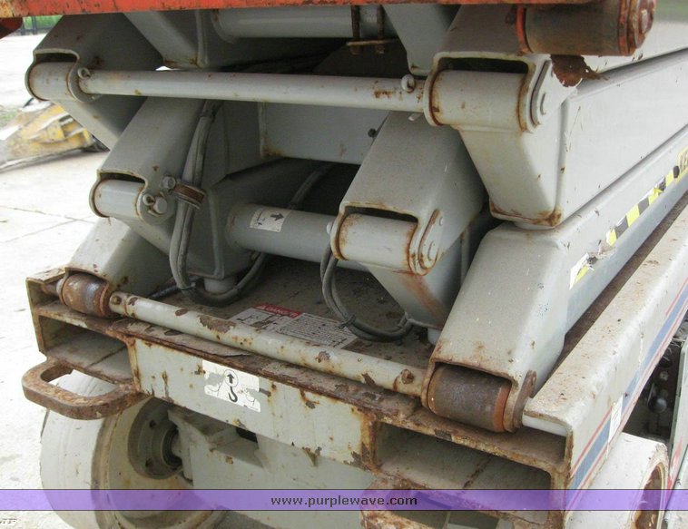 image for item 6508 2004 Skyjack SJ3220 scissor lift