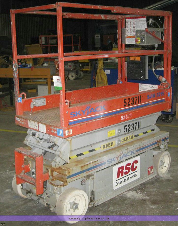 2004 Skyjack SJ3215 scissor lift in Moline, IL Item 6509 sold Purple Wave