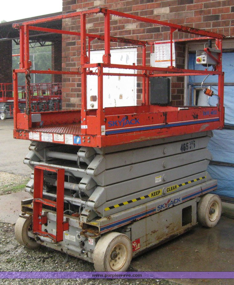 image for item 6774 2004 Skyjack SJIII4832 scissor lift