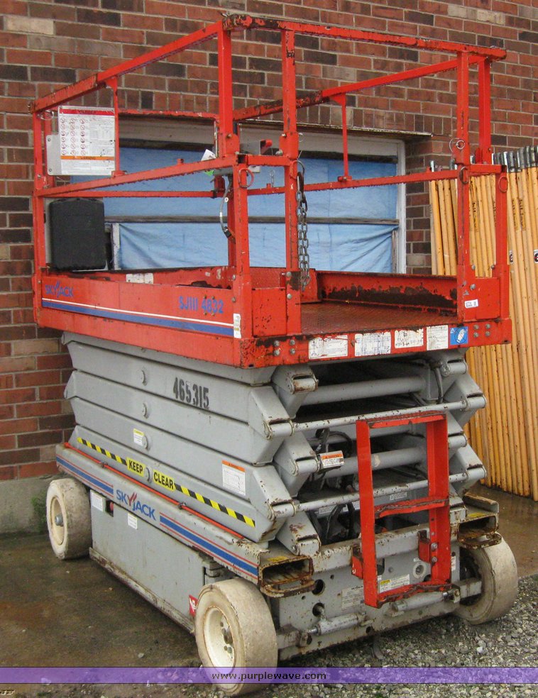 image for item 6774 2004 Skyjack SJIII4832 scissor lift